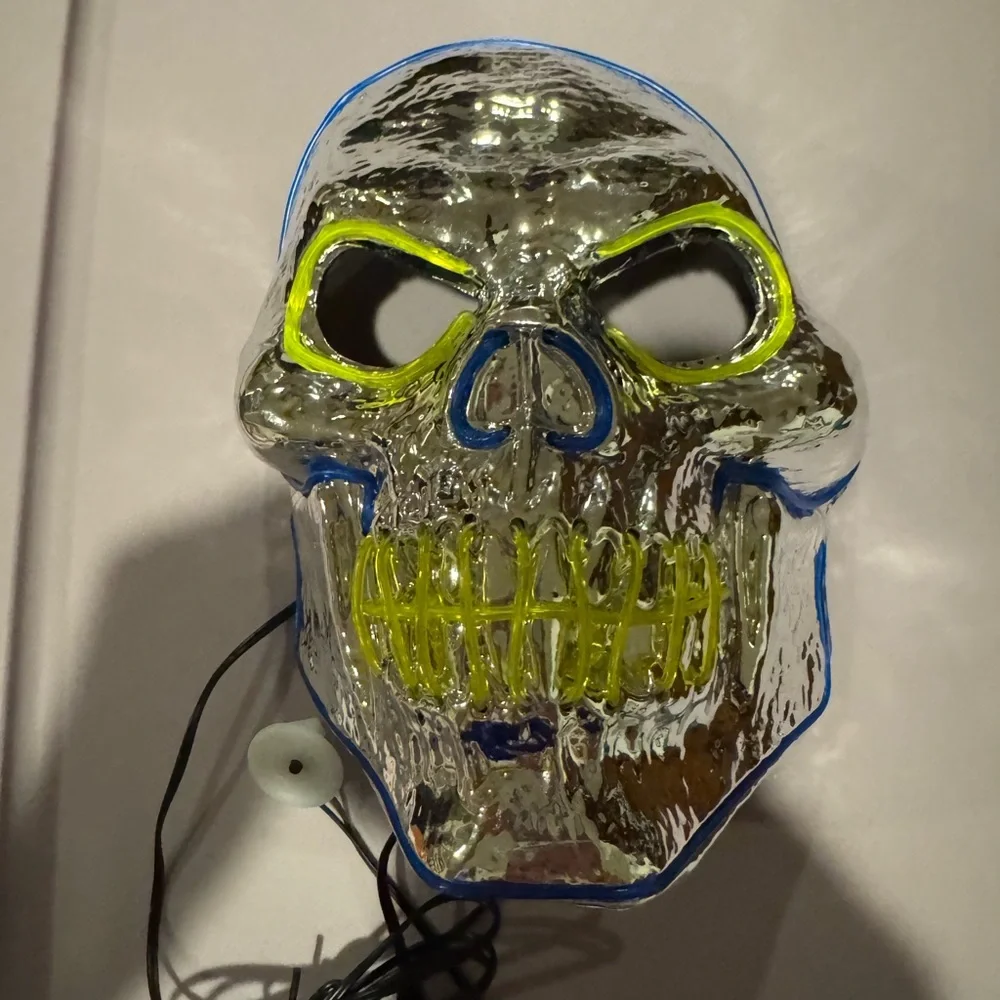 NWOT Light Up Silver‎ Skull Boys Face Mask 3 Light Settings Halloween Cosplay